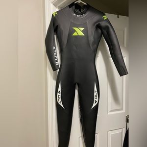 Women’s Medium XTERRA wetsuit. Lightly used and in good condition.